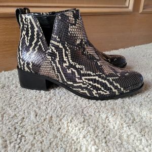 Vionic Black Boa Hope Clara Ankle Boots Size 9